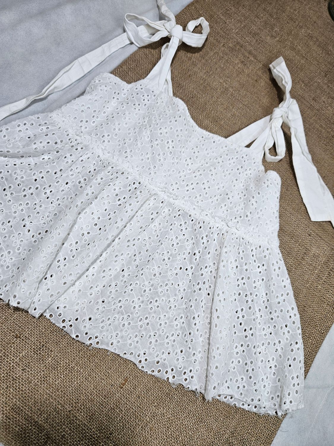 BLUSA MUSCULOSA PARA DAMA, EN CRUNI, CON BRETELES DE CINTA AJUSTABLES. COLOR BLANCO. MARCA PARISIEN. TALLE M