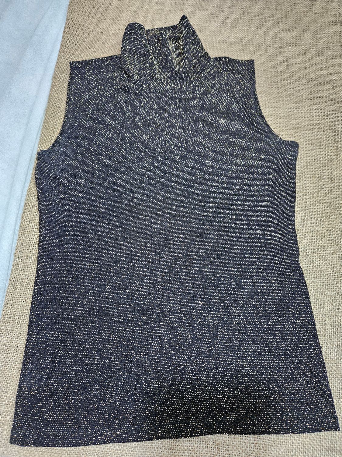 BLUSA PARA DAMA, CUELLO ALTO, SIN MANGAS, EN LUREX NEGRO Y DORADO. TALLE S.