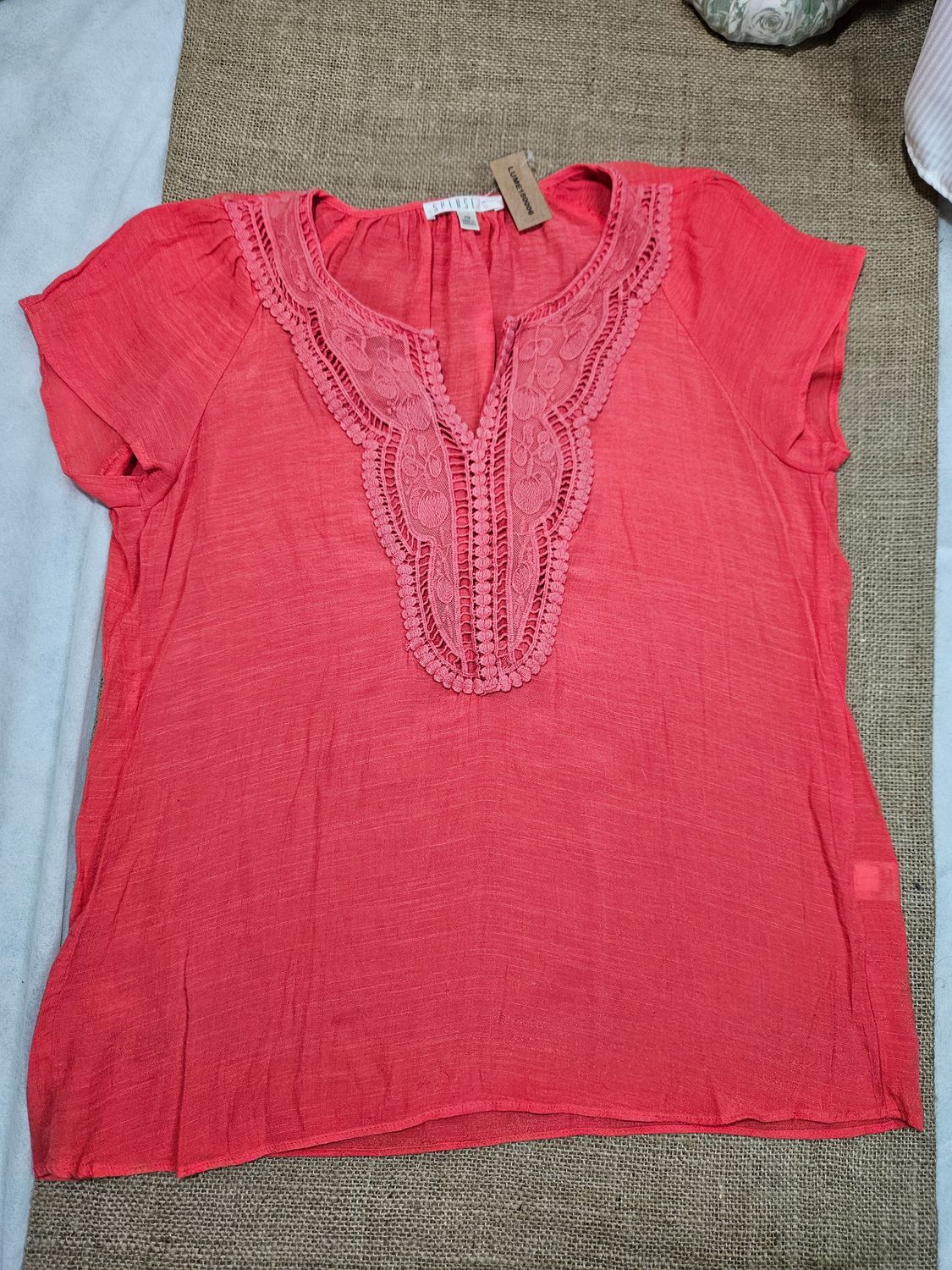 BLUSA PARA DAMA, MANGA CORTA, CON BORDADO EN EL CUELLO. COLOR NARANJA. TALLE M