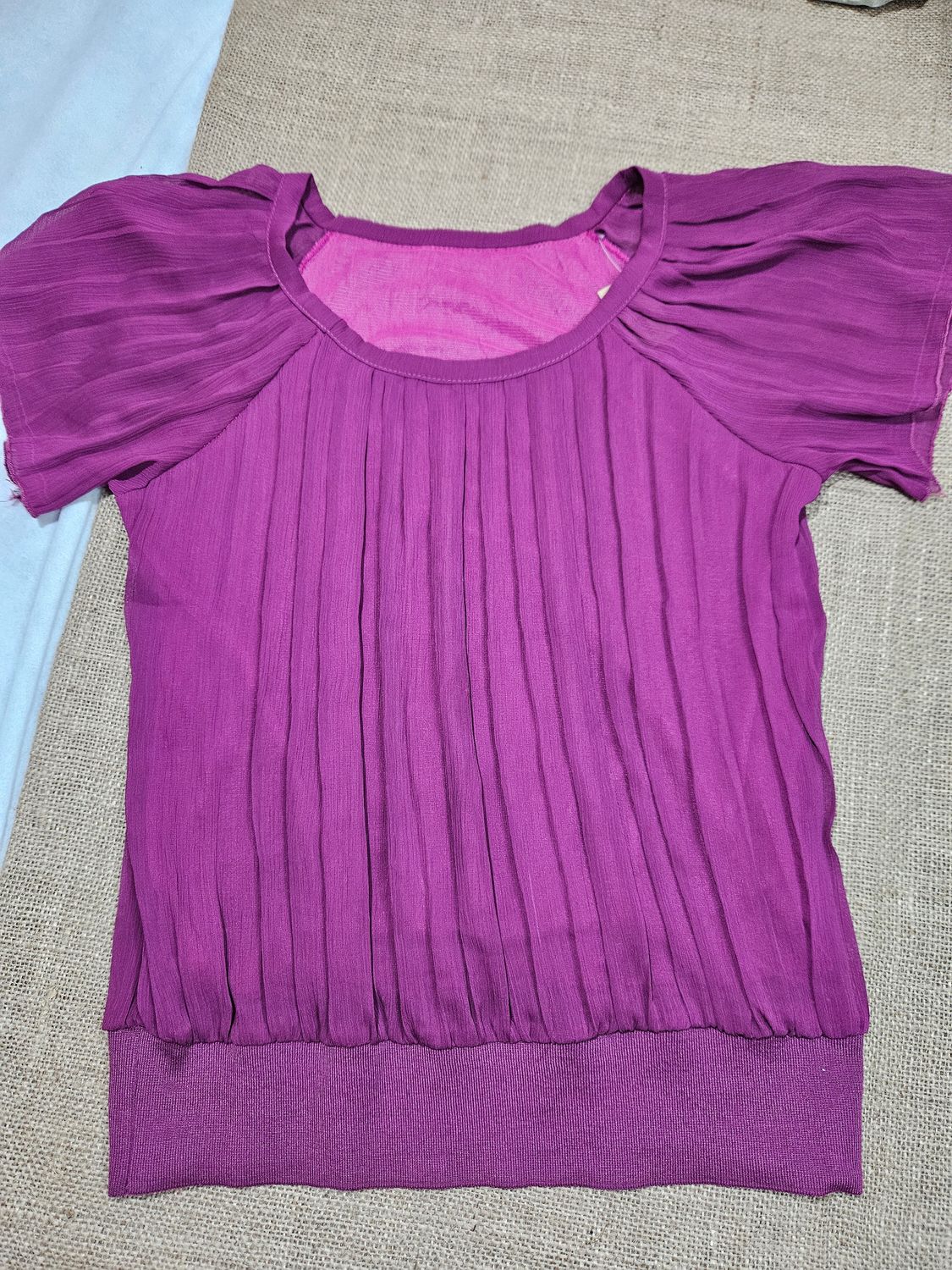BLUSA PARA DAMA, MANGA CORTA, EN GASA DRAPEADA, FORRADA. TALLE S/M. COLOR VIOLETA.