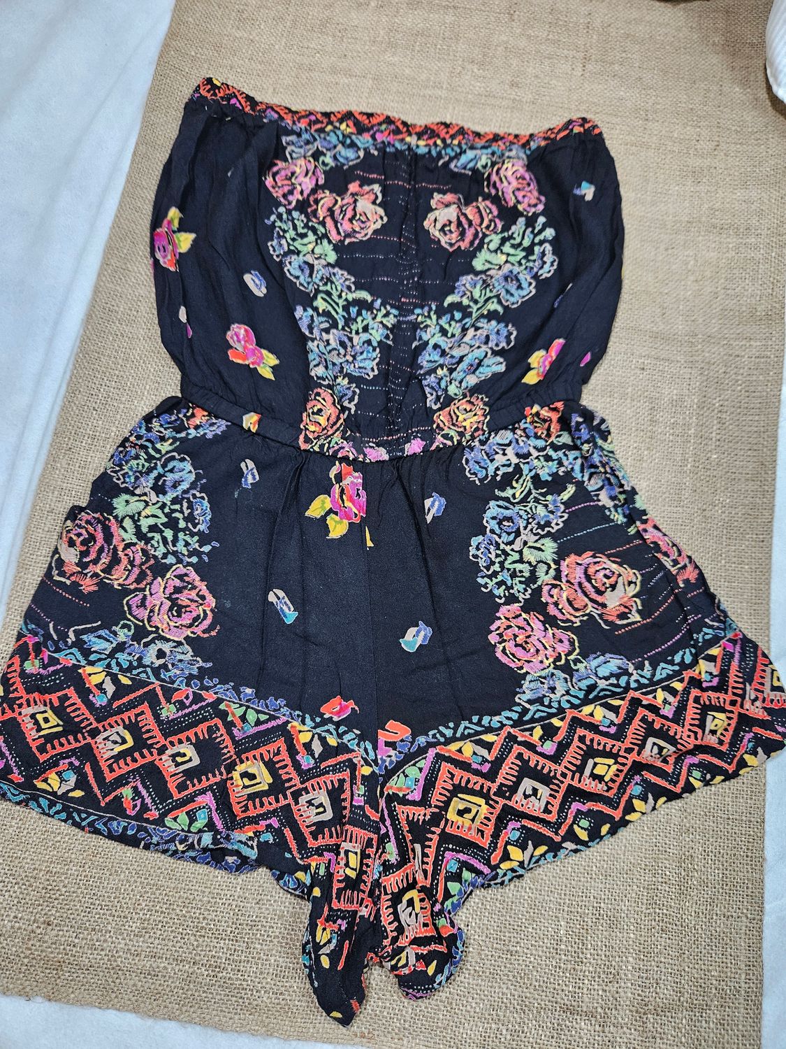 MONO PARA DAMA, EN FIBRANA (MADE IN INDIA). STRAPLES Y SHORT (SIN BRETELES), CON BOLSILLOS. NEGRO ESTAMPADO. TALLE S. IMPECABLE