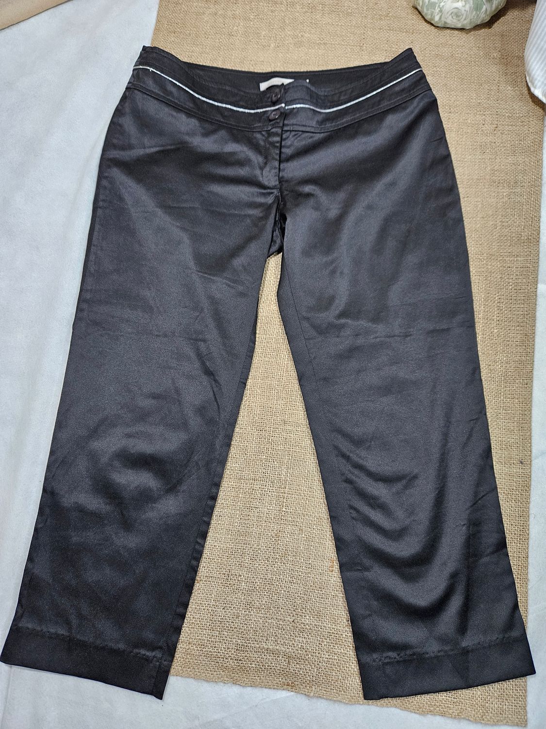 PANTALON CAPRI PARA DAMA, EN TELA BRILLOSA, CON PRETINA CON DETALLE PLATEADO. TALLE 38. MARCA ASTERISCO
