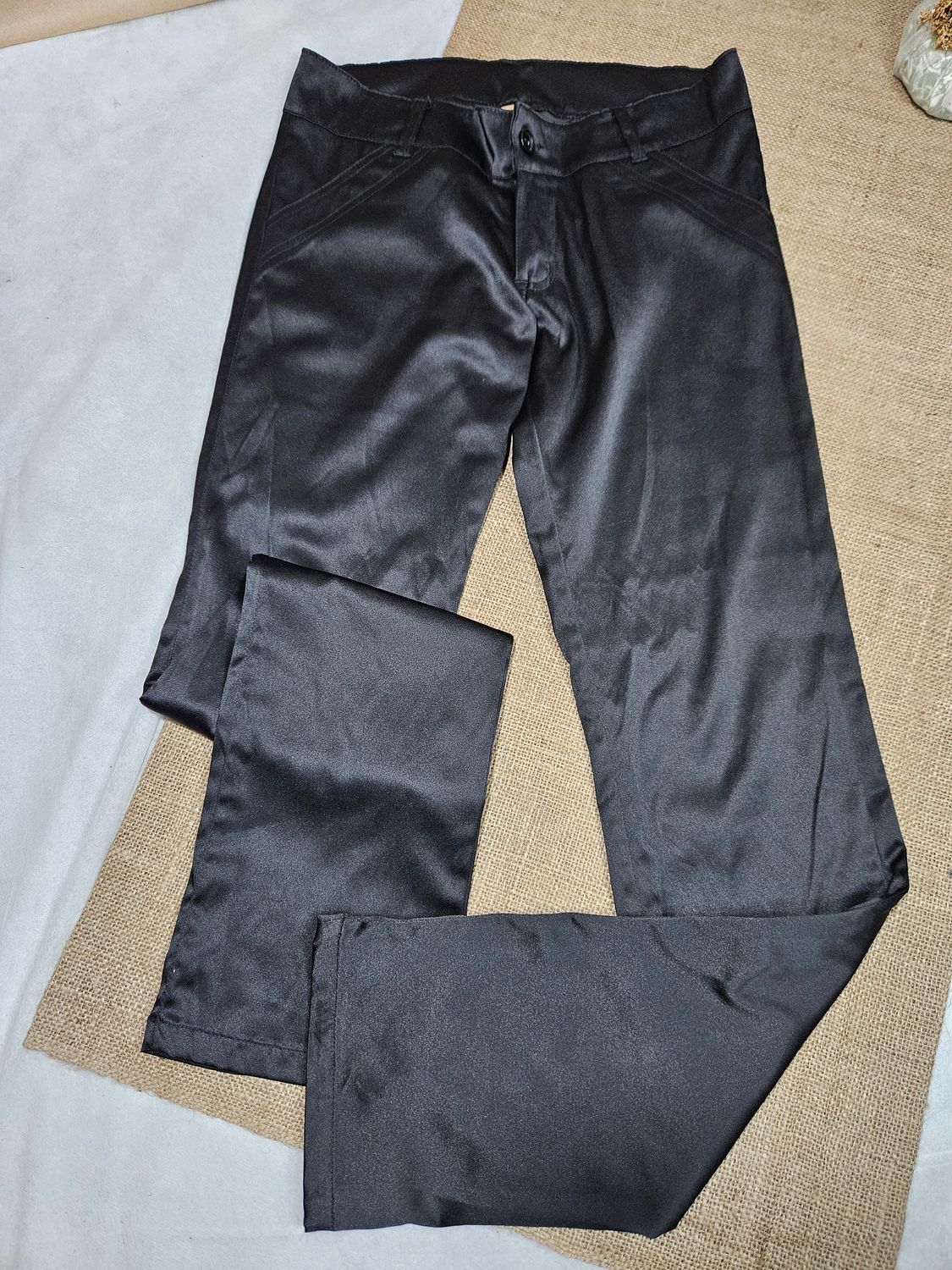 PANTALON CORTE RECTO, CON BOLSILLOS, EN TELA BRILLOSA, SEMI ELASTIZADA. TALLE S. IMPECABLE