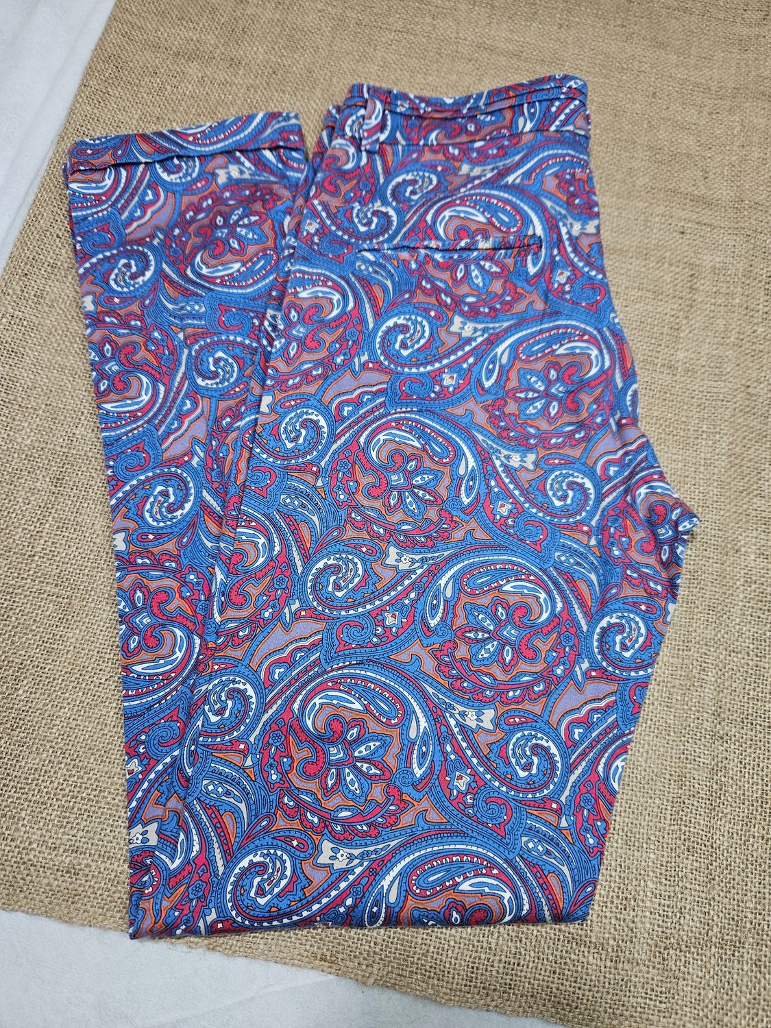 PANTALON DE TELA ELASTIZADO, PARA DAMA, ESTAMPADO. TALLE M. MARCA DANIEL CASSIN