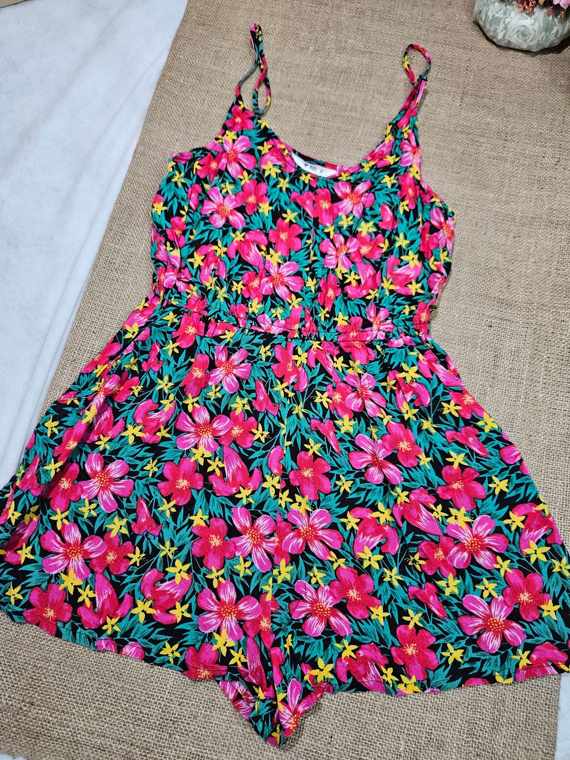 MONO DE FIBRANA, MUSCULOSA-SHORT, CON BRETELES FINOS Y BOLSILLOS. ESTAMPADO. MARCA BAS. TALLE M. IMPECABLE