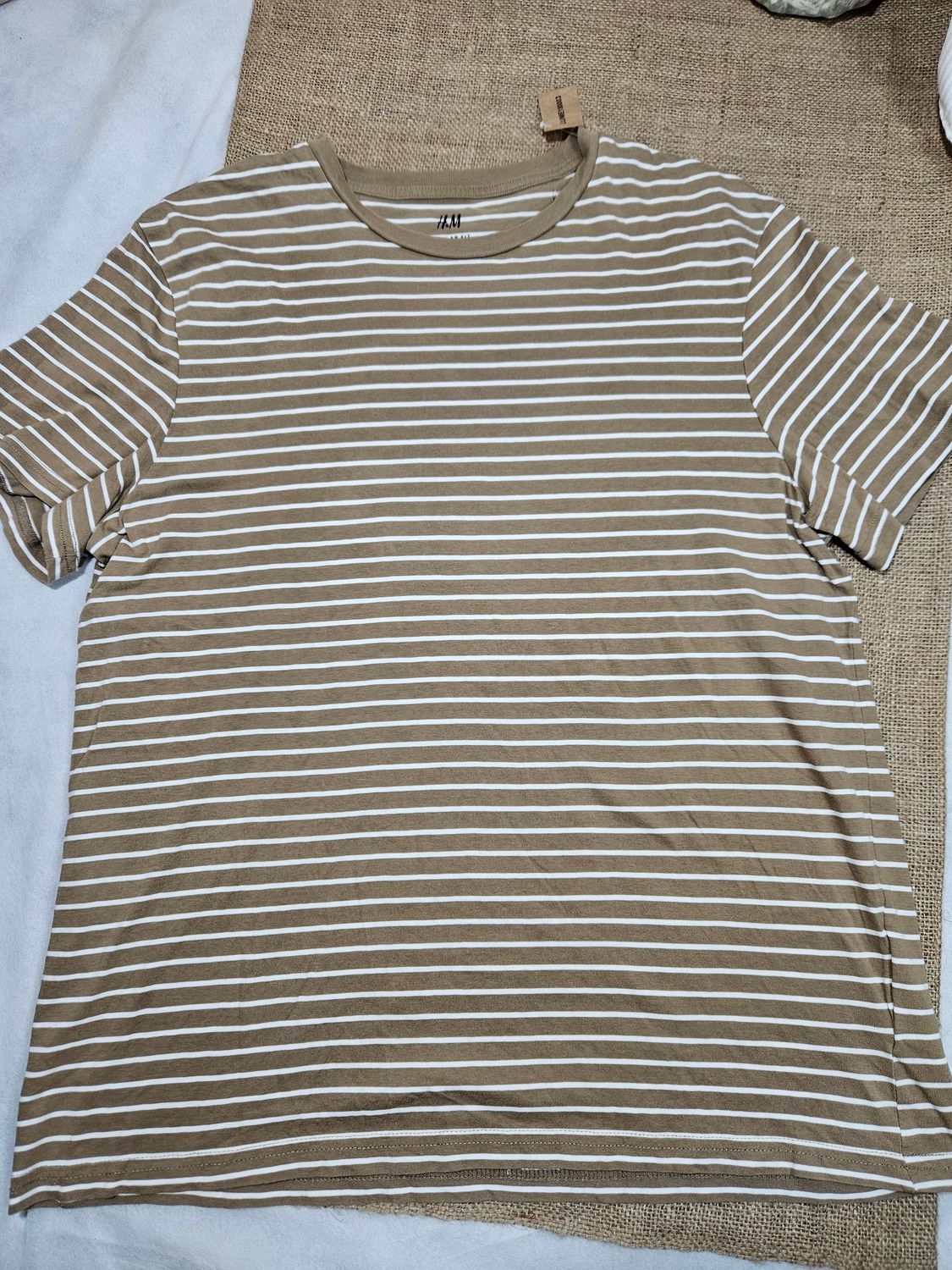 REMERA EN ALGODÓN, MANGA CORTA, PARA DAMA, RAYADO BEIGE Y BLANCO. TALLE G. MARCA HYM