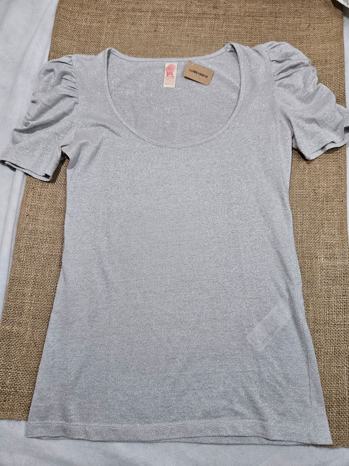 REMERA MANGA CORTA ABUCHONADA, PARA DAMA, PLATEADA, CUELLO REDONDO. MARCA ZARA. TALLE M
