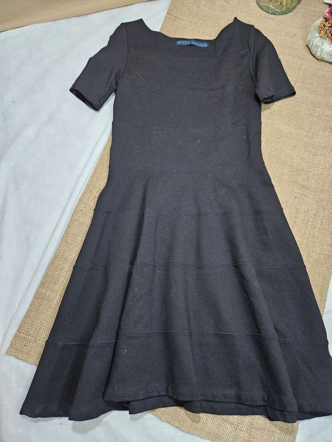 VESTIDO MANGA CORTA, EN TELA ESPANDEX GRUESA, CUELLO BOTE, MARCA ZARA. TALLE M CHICO (S)