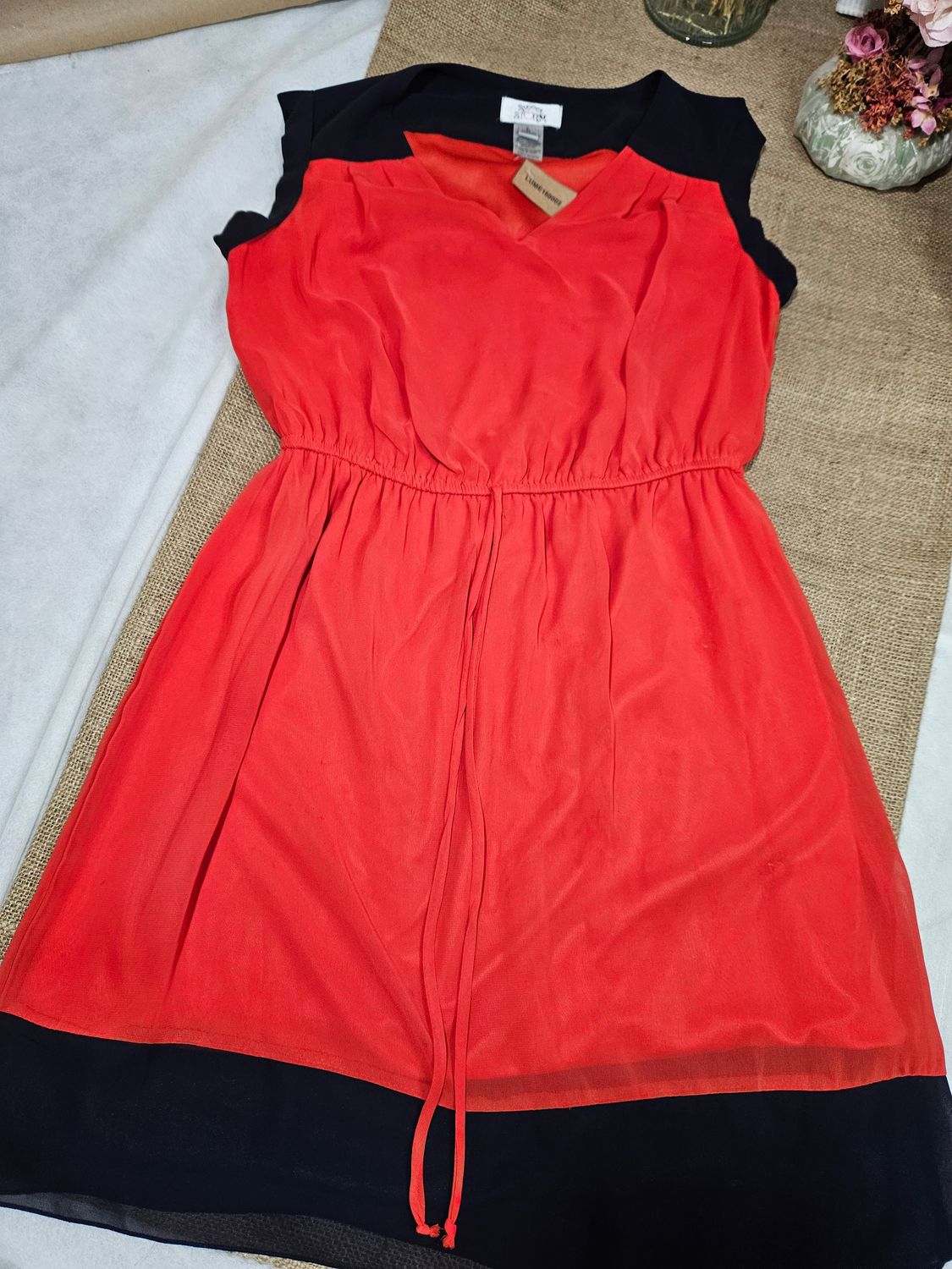 VESTIDO EN GASA, FORRADO, CON CORTE EN LA CINTURA, ESCOTE EN V. ROJO CON DETALLES EN AZUL. TALLE L (CHICO - M). MARCASWEET STORM