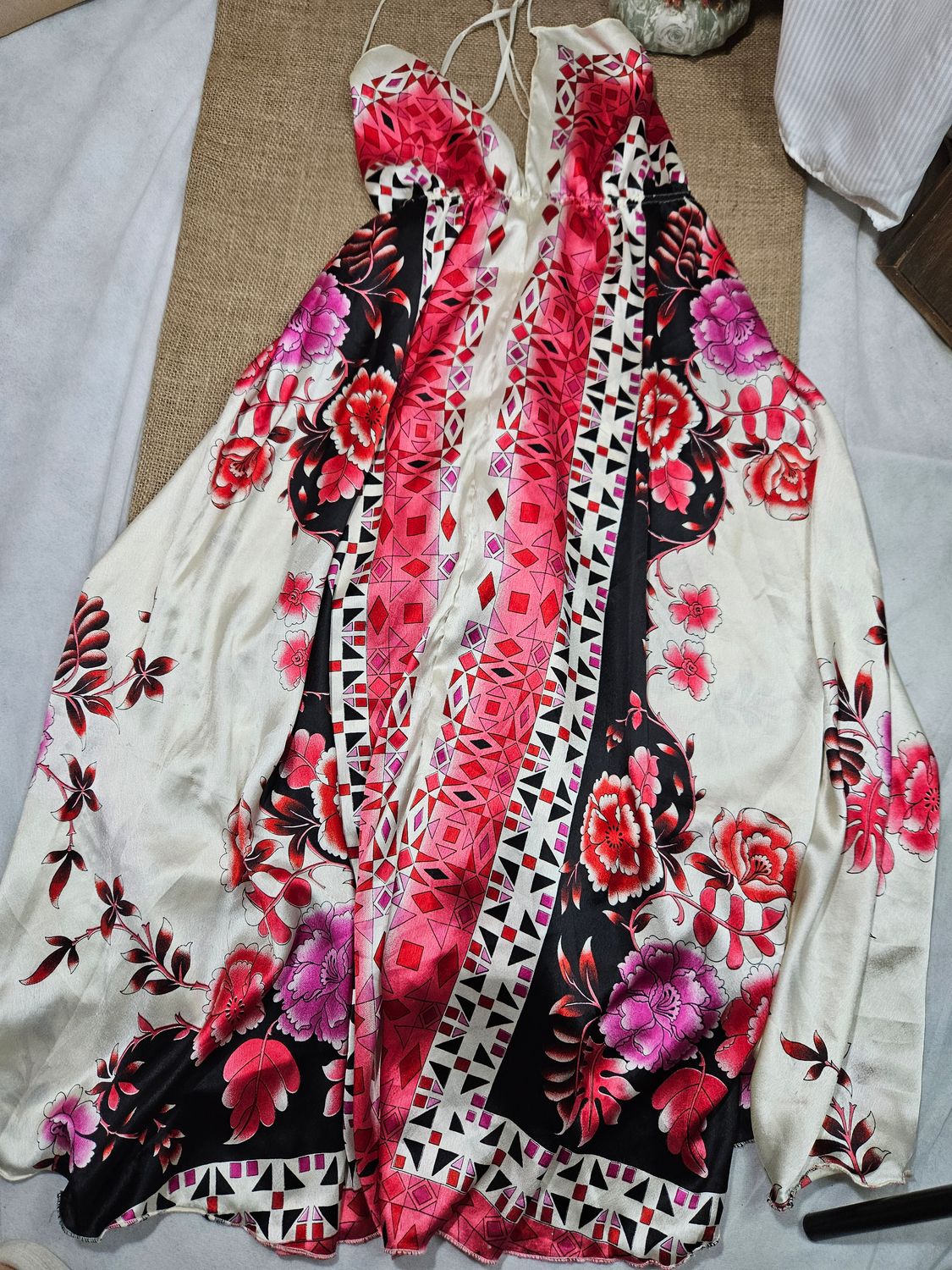 VESTIDO SOLERA, EN SEDA, ESTAMPADO CON FLORES ROSADAS. BRETELES FINOS. TALLE M