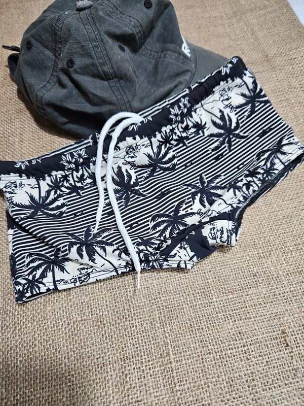 MALLA TIPO SUNGA PARA NIÑO TALLE 8. ESTAMPADA NEGRA CON PALMERAS. IMPECABLE