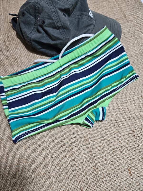 MALLA TIPO SUNGA PARA NIÑO TALLE 8. RAYADA, VERDE Y AZUL. IMPECABLE IGUAL A NUEVA