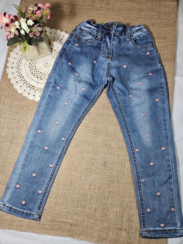 PANTALON DE JEAN PARA NIÑA, ELASTIZADO, CON PRETINA CON ELASTICO Y FLORES ROSADAS BORDADAS. TALLE 4. MARCA HUSH PUPPIES
