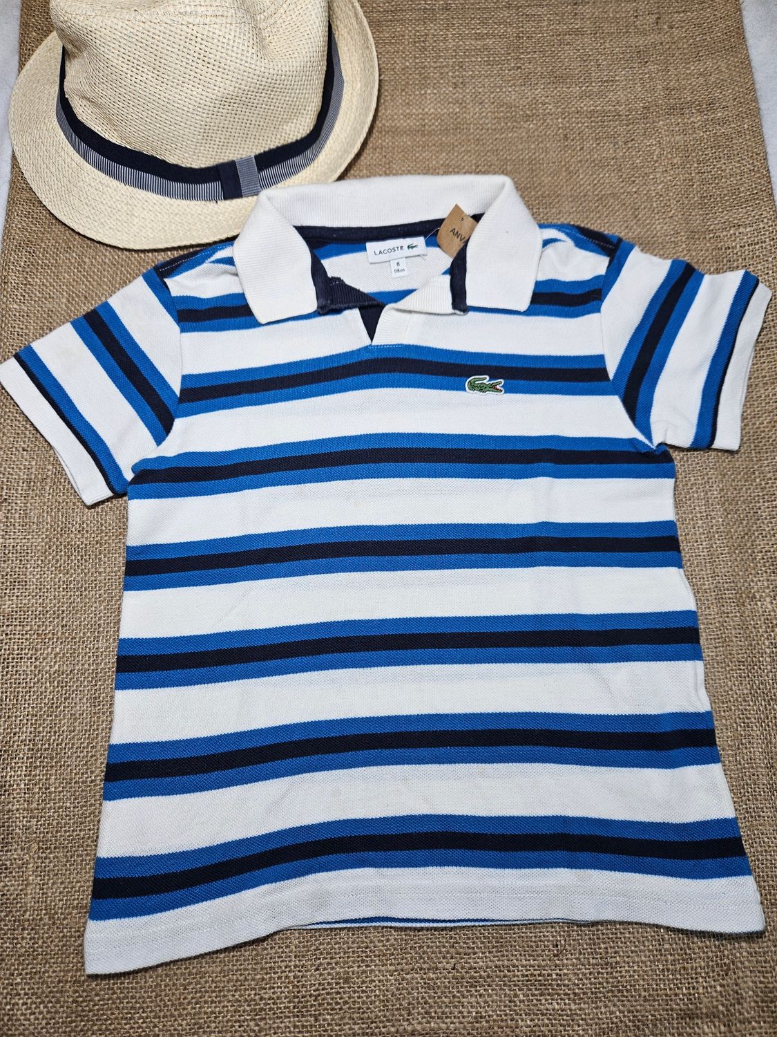 REMERA PARA NIÑO, MANGA CORTA, ESTILO CHOMBA, MARCA LACOSTE. TALLE 6. RAYADA