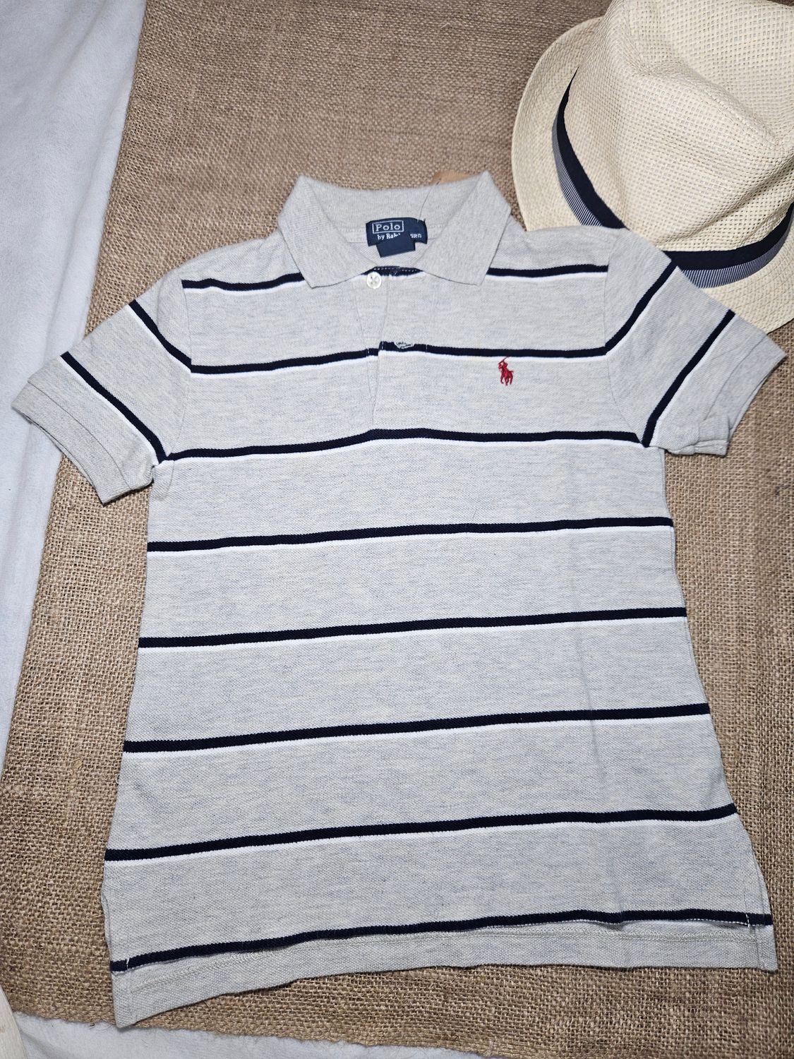 REMERA PARA NIÑO, MANGA CORTA, ESTILO CHOMBA, MARCA POLO. TALLE 5. GRIS CON RAYAS AZULES. PEQUEÑAS MANCHITAS
