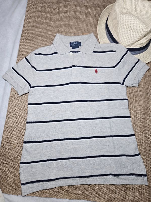 REMERA PARA NIÑO, MANGA CORTA, ESTILO CHOMBA, MARCA POLO. TALLE 5. GRIS CON RAYAS AZULES. PEQUEÑAS MANCHITAS