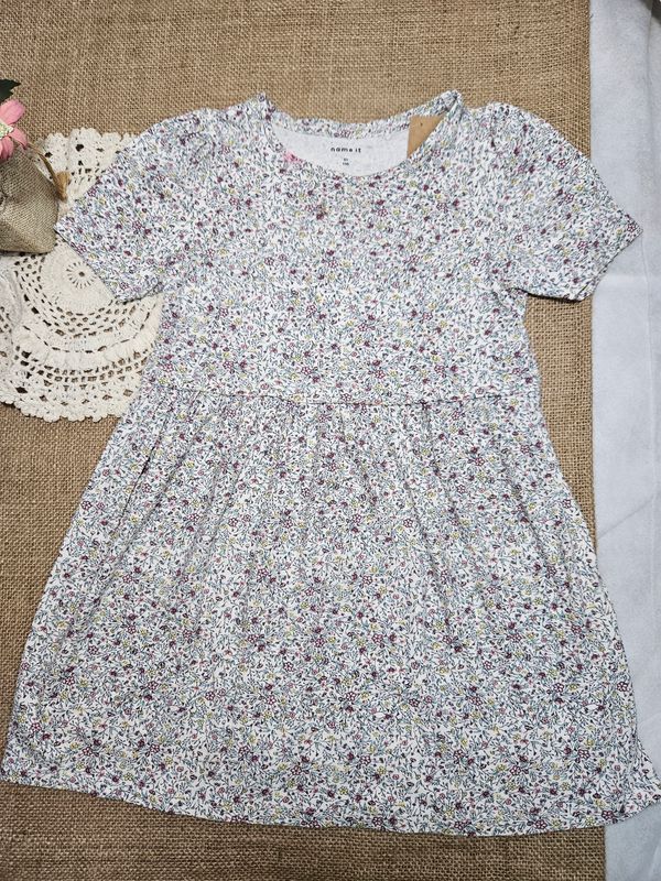 VESTIDO EN ALGODÓN, PARA NIÑA, MANGA CORTA. MARCA NAME IT. TALLE 5. CON PEQUEÑA MANCHITA ROSADA EN EL CUELLO