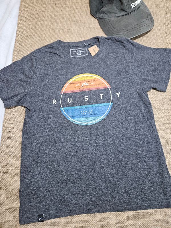 REMERA PARA NIÑO, EN ALGODÓN, MANGA CORTA. MARCA RUSTY. TALLE 8. COLOR GRIS