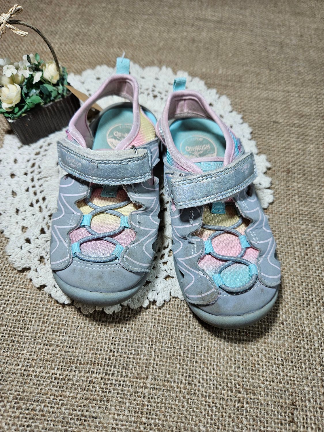 SANDALIAS PARA NIÑA, MARCA OSH KOSH, TALLE 25. MIDE 15,6 CMS.
