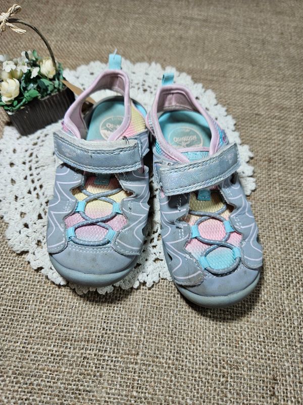 SANDALIAS PARA NIÑA, MARCA OSH KOSH, TALLE 25. MIDE 15,6 CMS.
