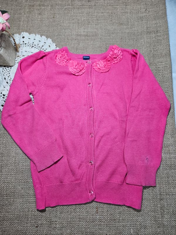 SACO PARA NIÑA, EN HILO FINO, MARCA OLD NAVY, TALLE 4. COLOR FUCCIA CON DETALLES DE FLORES EN CUELLO.
