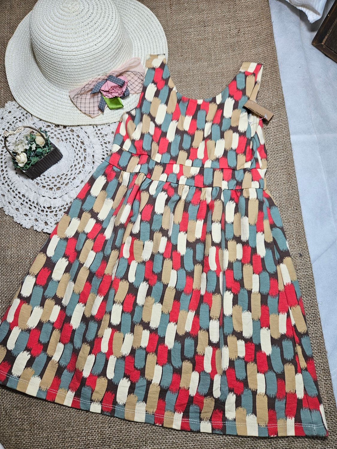 VESTIDO PARA NIÑA, MARCA ZARA. TALLE 5. ESTAMPA EN COLORES VERDE, ROJO, BEIGE. IMPECABLE