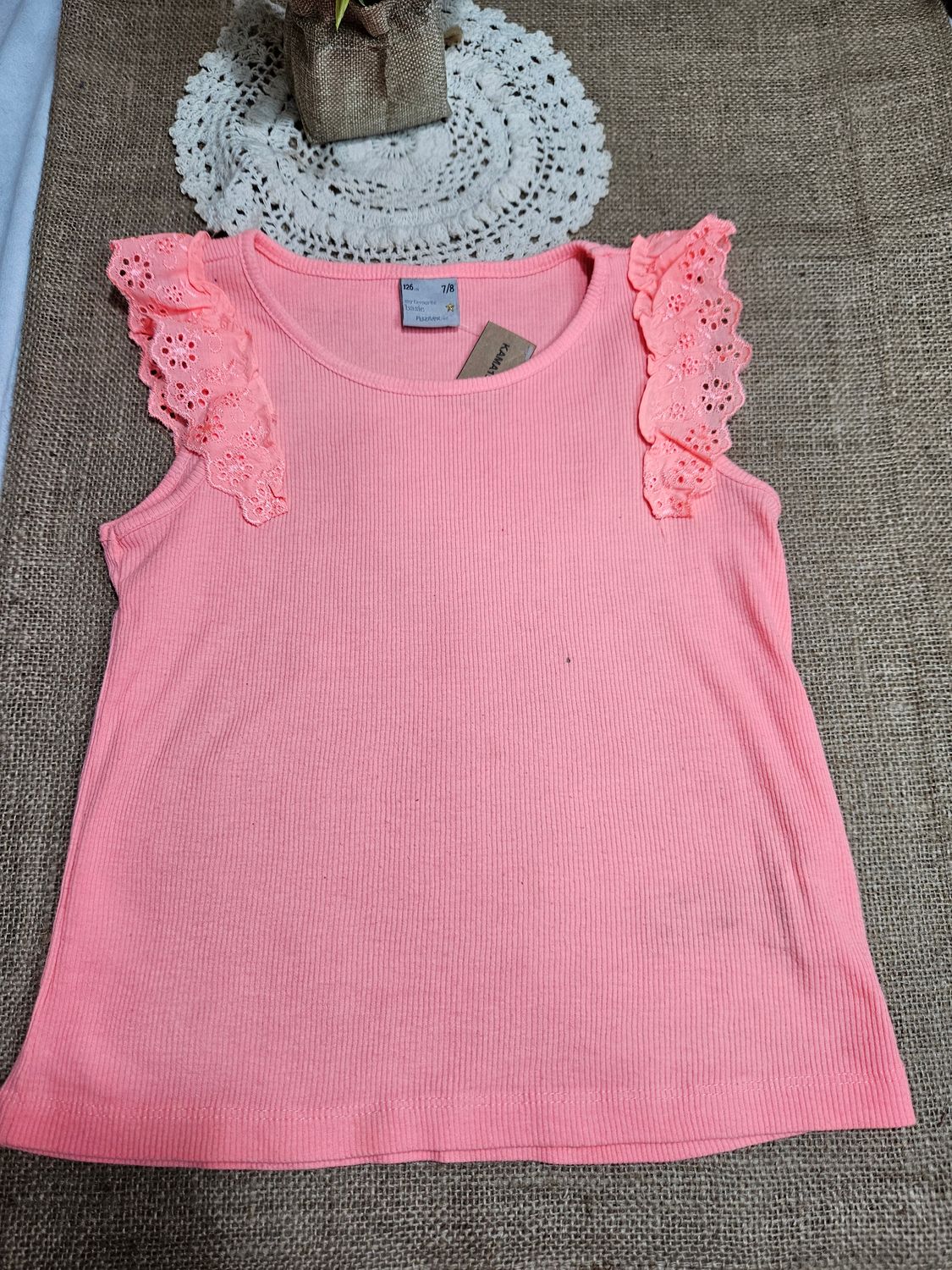 MUSCULOSA PARA NIÑA, CON VOLADO DE CRUNI EN HOMBROS. COLOR SALMON. TALLE 7/8. MARCA FUZARKA (RENNER)