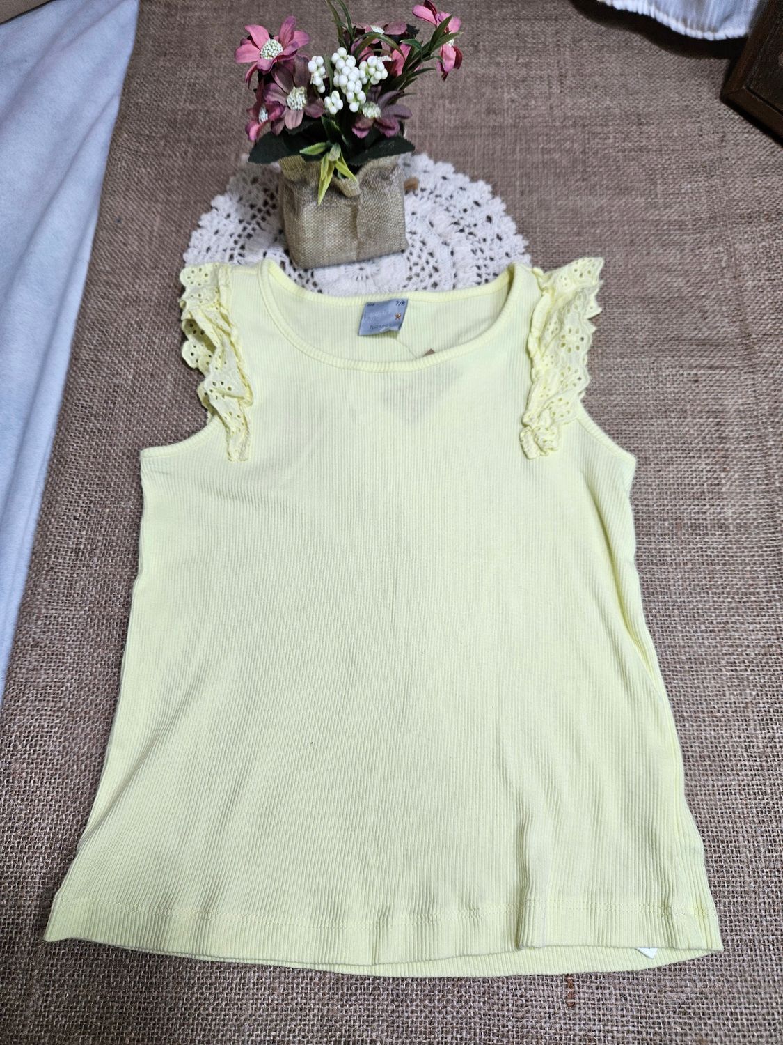MUSCULOSA PARA NIÑA, CON VOLADO DE CRUNI EN HOMBROS. COLOR AMARILLO. TALLE 7/8. MARCA FUZARKA (RENNER)