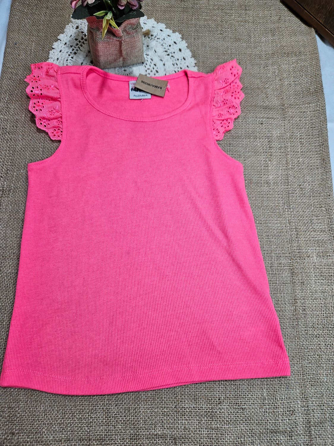 MUSCULOSA PARA NIÑA, CON VOLADO DE CRUNI EN HOMBROS. COLOR ROSA. TALLE 9/10. MARCA FUZARKA (RENNER)