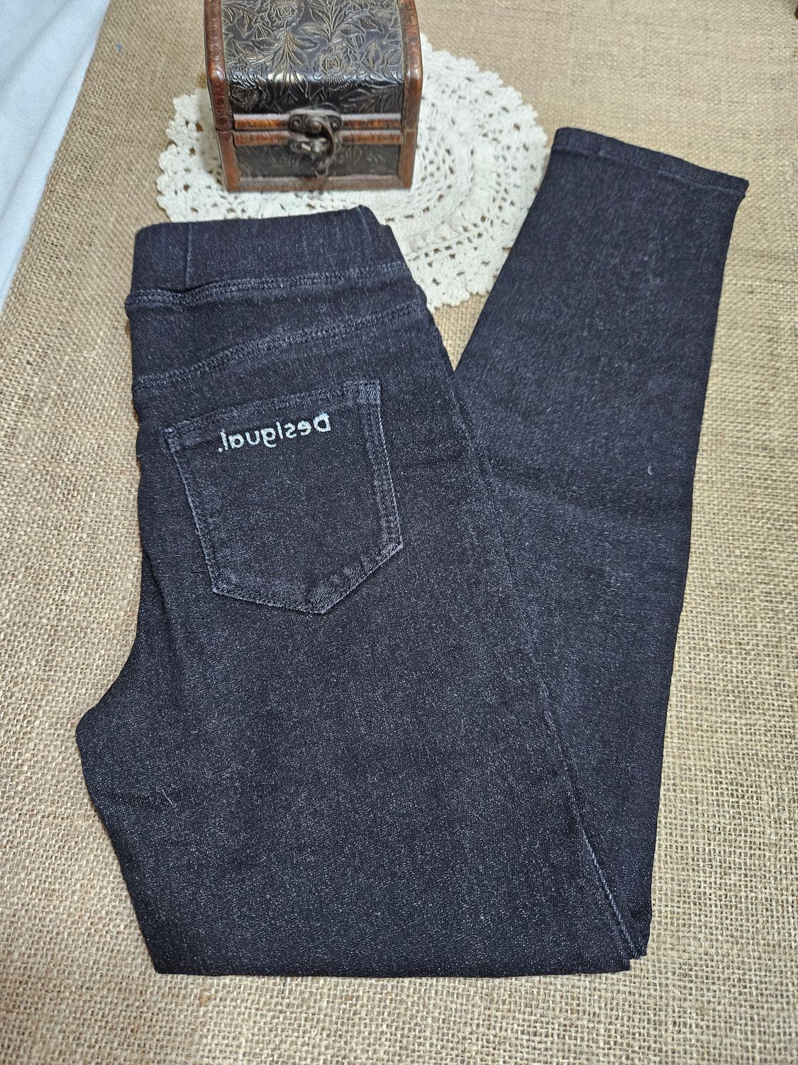 JEGGING PARA NIÑA, COLOR NEGRO, CON ESTAMPAS CON BRILLO, MARCA DESIGUAL, TALLE 9/10. IMPECABLE IGUAL A NUEVO