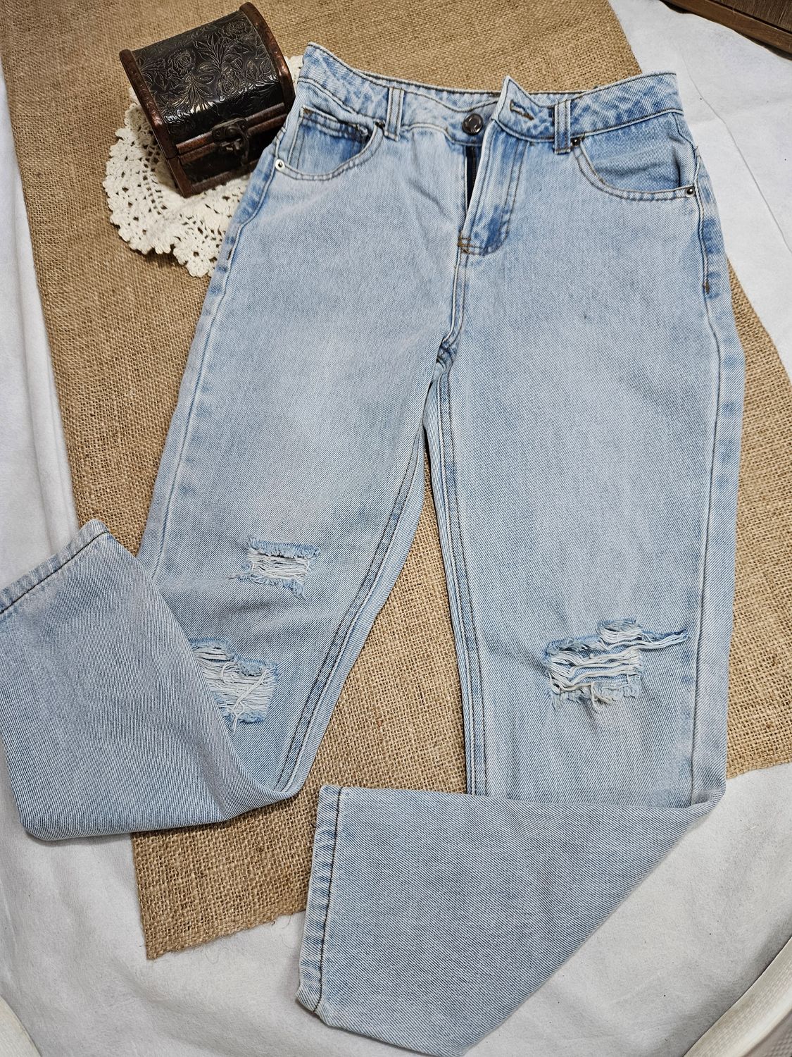 PANTALON DE JEAN PARA NIÑA, CON ROTURAS. MARCA BAS. TALLE 10 AÑOS.