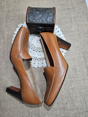 ZAPATO PARA DAMA, CON TACO ANCHO, EN CUERO, COLOR WHISKY. TALLE 40. NUEVO SIN USO