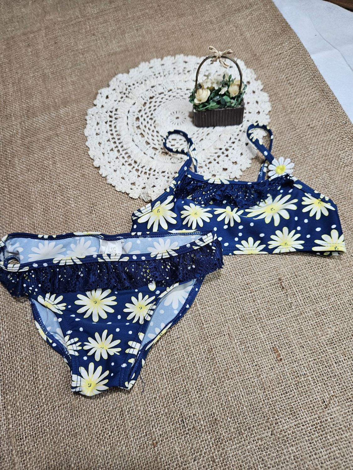 MALLA 2 PIEZAS PARA NIÑA, AZUL CON ESTAMPA DE FLORES BLANCAS Y AMARILLO. TALLE 4 AÑOS.