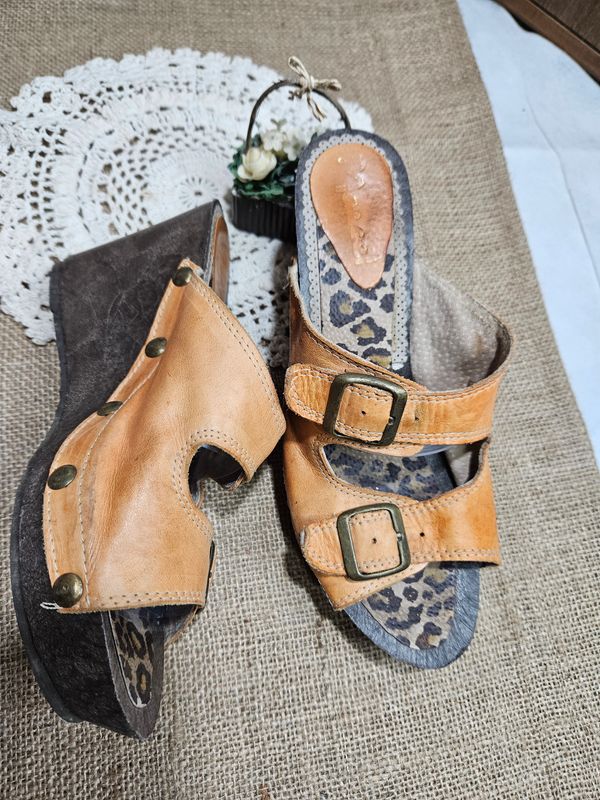 SUECO TACO CORRIDO, EN CUERO, MARCA MARCEL. TALLE 36, PLANTILLA 24 CMS.