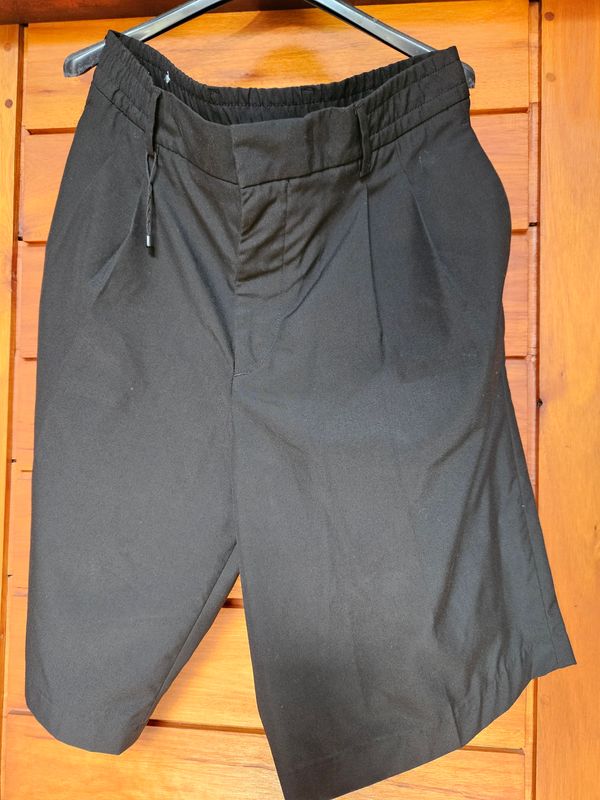 BERMUDA SASTRERA PARA DAMA, COLOR NEGRO. MARCA ZARA. TALLE 40 GRANDE, EQUIVALE A XL. ZARA ESPAÑA - NUEVA SIN USO