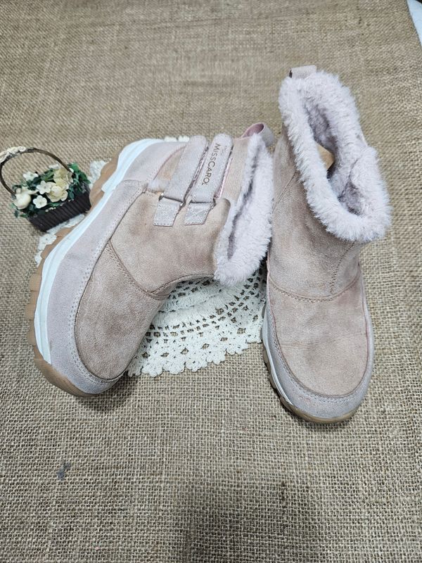 BOTA PARA NIÑA, CON VELCROS. INTERIOR PELUDITO, MARCA MISS CAROL, TALLE 35, PLANTILLA 22 CMS. EXCELENTE ESTADO