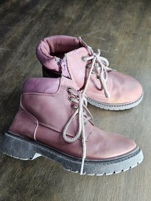 BOTA PARA NIÑA, CON CORDONES Y CIERRE LATERAL, MARCA GUGA, TALLE 32. CON USO