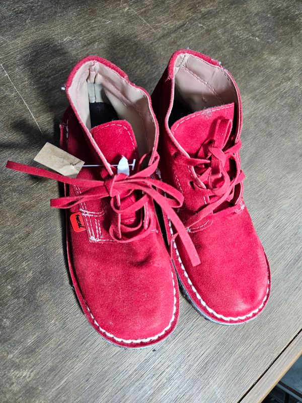 BOTITA DE GAMUZA, PARA NIÑOS, TALLE 32-33. COLOR ROJO. MUY BUEN ESTADO