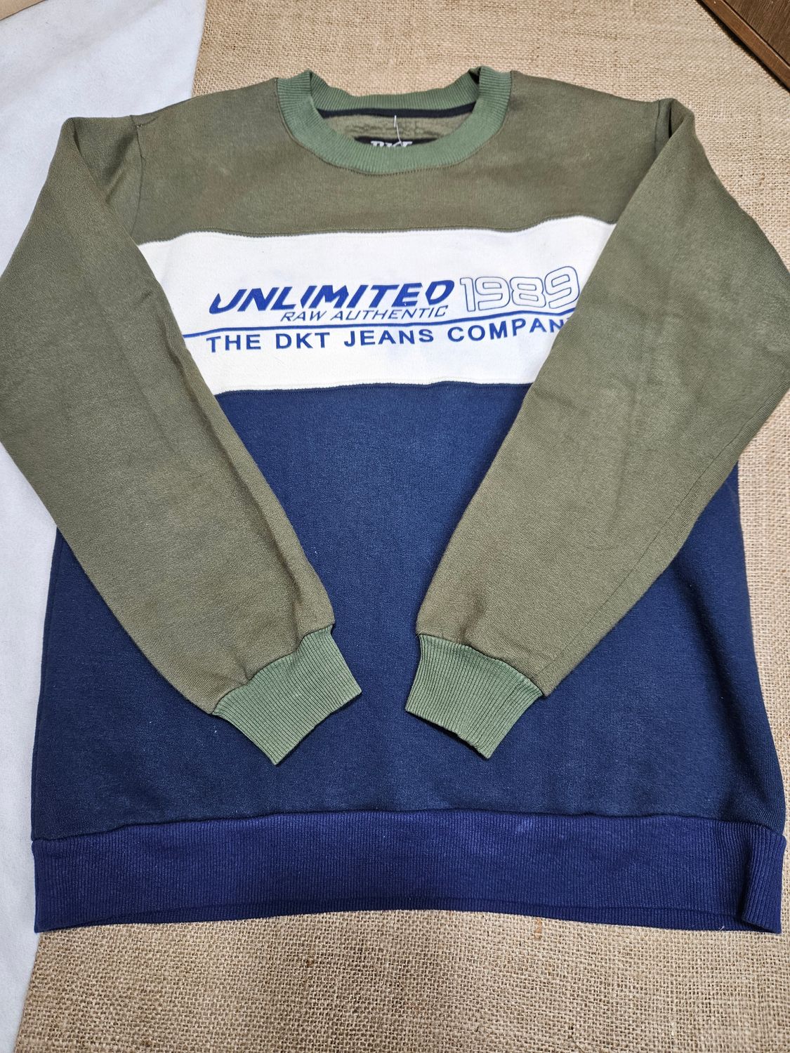 BUZO DEPORTIVO DE ALGODÓN AFELPADO. COMBINADO AZUL, VERDE Y BLANCO. TALLE S