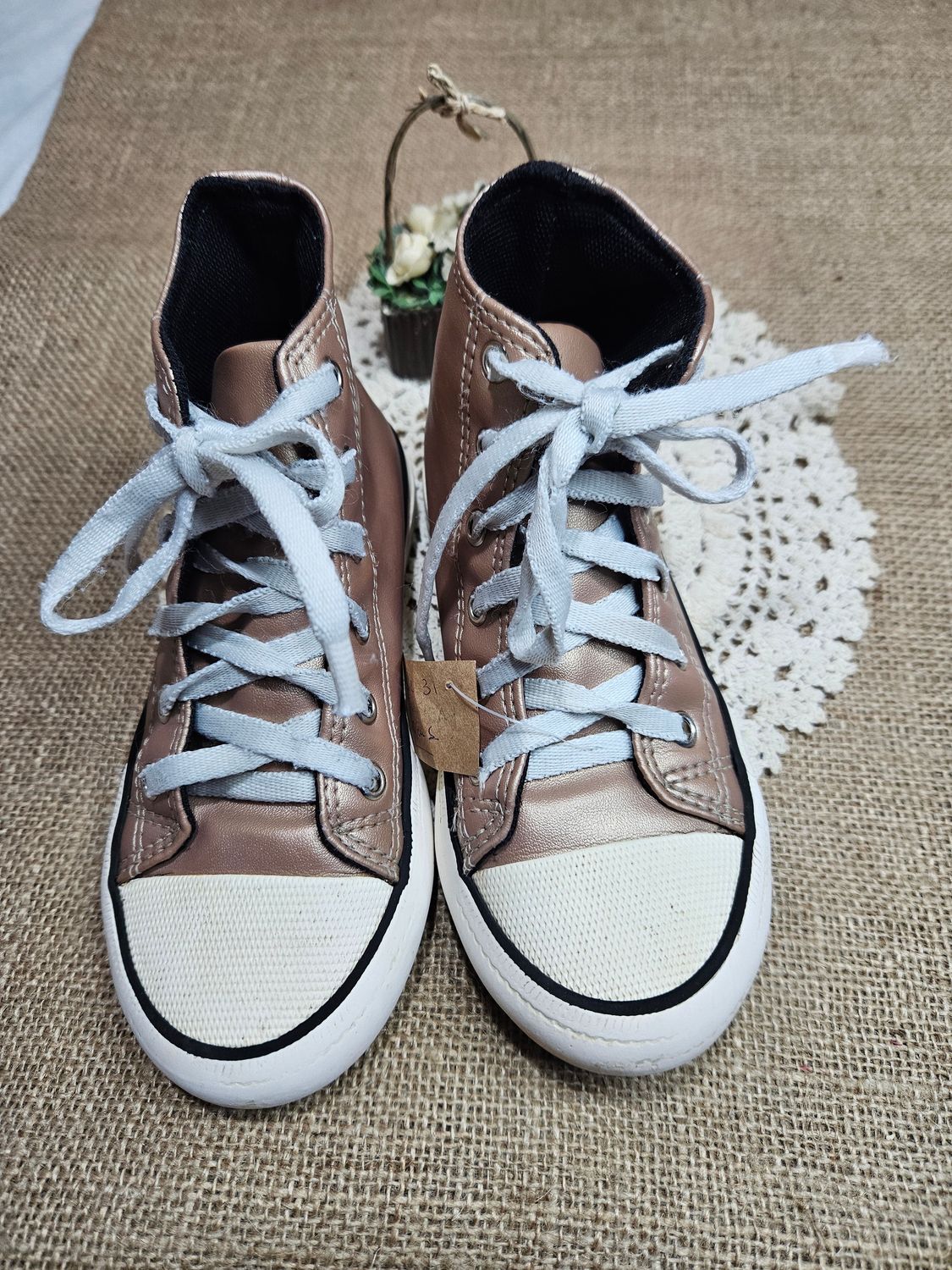 BOTITAS PARA NIÑA, MARCA FUZARKA, TALLE 31. PLANTILLA 20 CMS. EN SIMIL CUERO BRILLOSO.