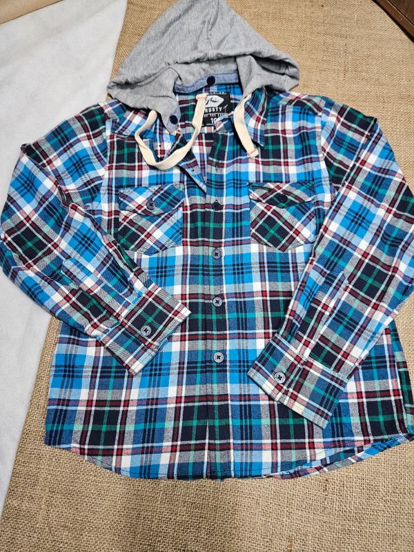 CAMISA DE VIYELA, CUADRILLE, CON CAPUCHA DESMONTABLE DE ALGODÓN. MARCA RUSTY. TALLE 10