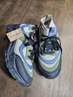 CHAMPION PARA NIÑO, TALLE 34/35, ELASTIZADO CON CORDONES. IMPECABLES - UN USO. MARCA GRISINO