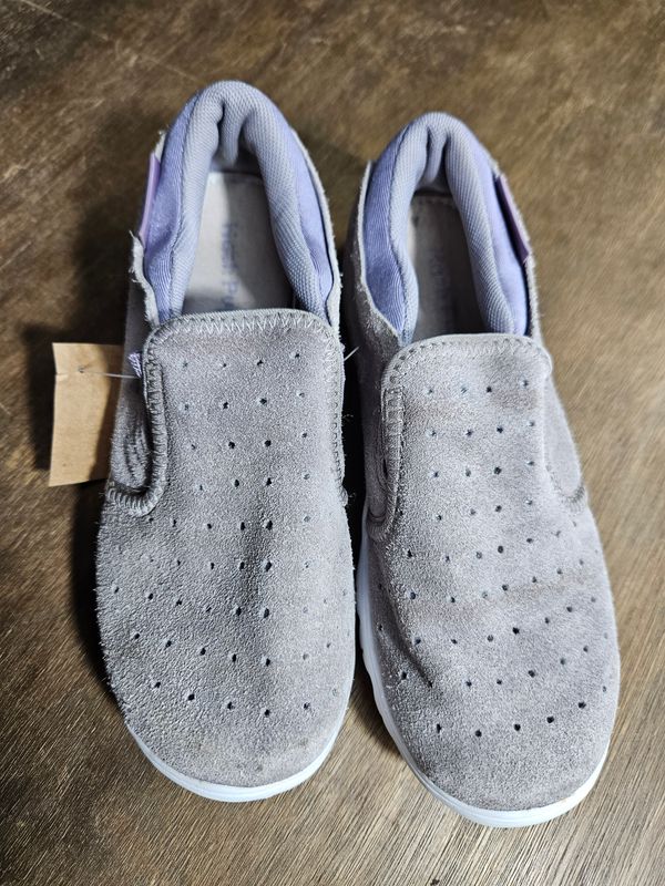 CHAMPIONES SIN CORDONES, PARA NIÑO, TALLE 32. MARCA HUSH PUPPIES. MUY BUEN ESTADO