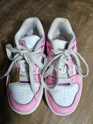 CHAMPION PARA NIÑA, DE CUERO, MARCA PUMA. TALLE 33. MUY BUEN ESTADO.