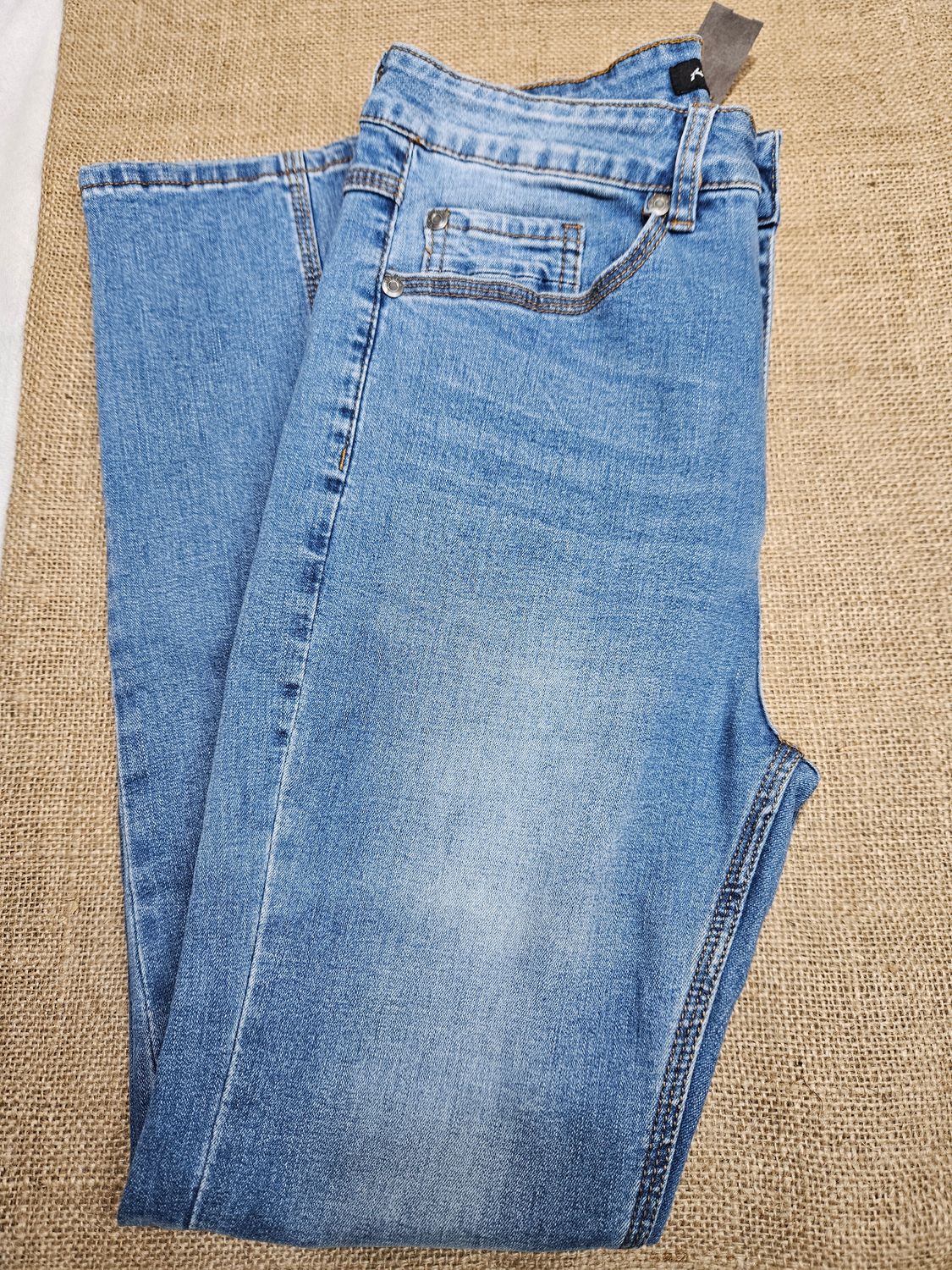 PANTALON DE JEAN PARA HOMBRE, MARCA RUSTY, TALLE 30 - EQUIVALE A S (PUEDE IR PARA UN 14/16 DE NIÑO) - IMPECABLE
