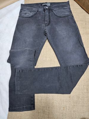 PANTALON DE JEAN, COLOR NEGRO, TALLE 38 (EQUIVALE A S). IGUAL A NUEVO