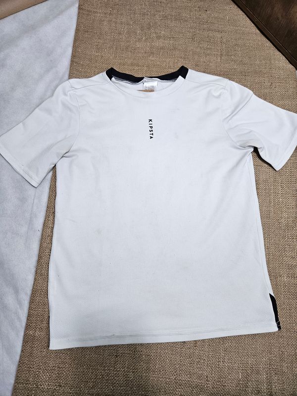 REMERA DE FUTBOL, PARA NIÑO, MARCA KIPSTA (DECATHLON), TALLE 12-13. BLANCA. CON USO