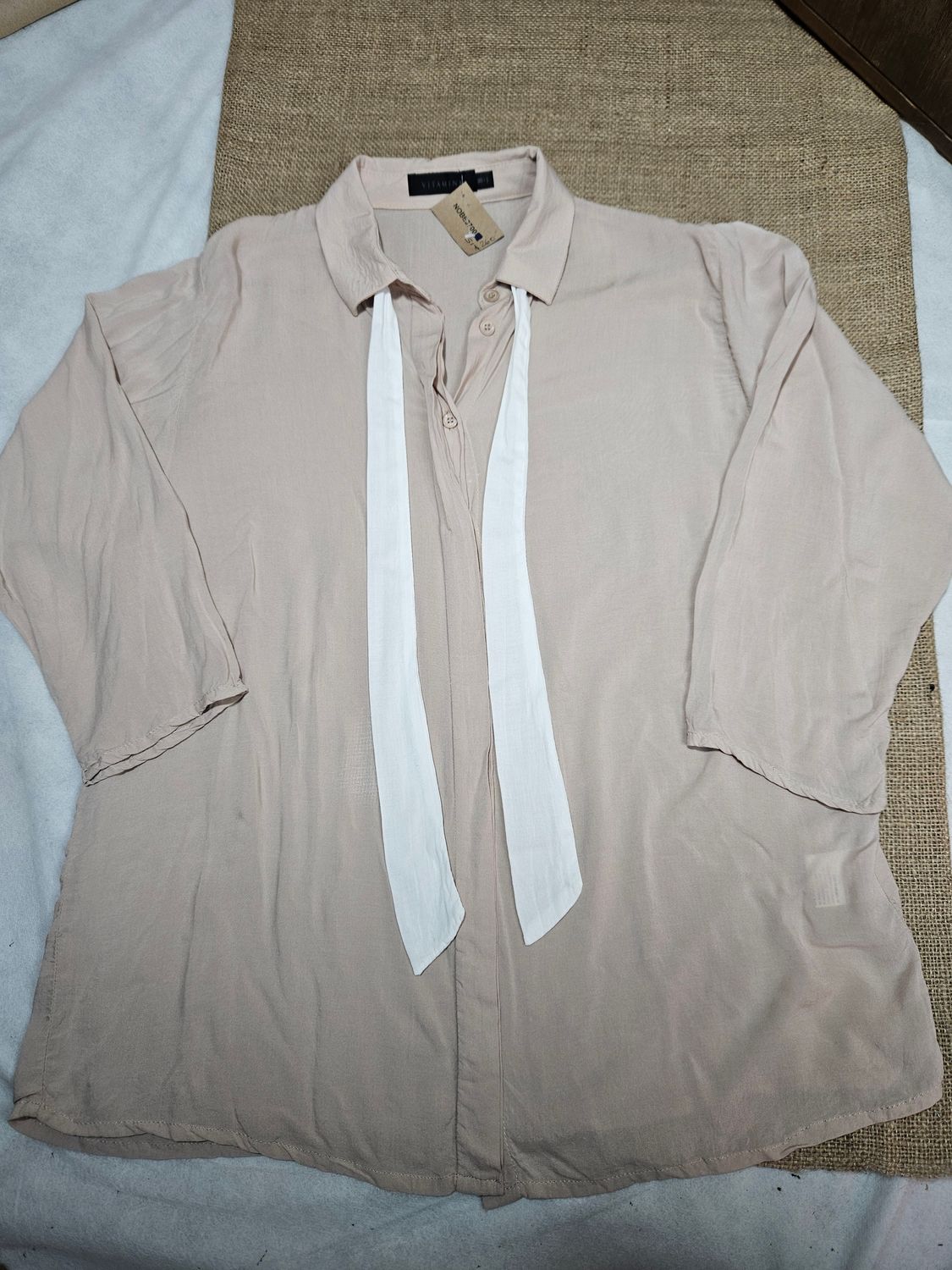 CAMISA PARA DAMA, MANGA 3/4, CON LAZO EN CUELLO. COLOR BEIGE, MARCA VITAMINA, TALLE 38