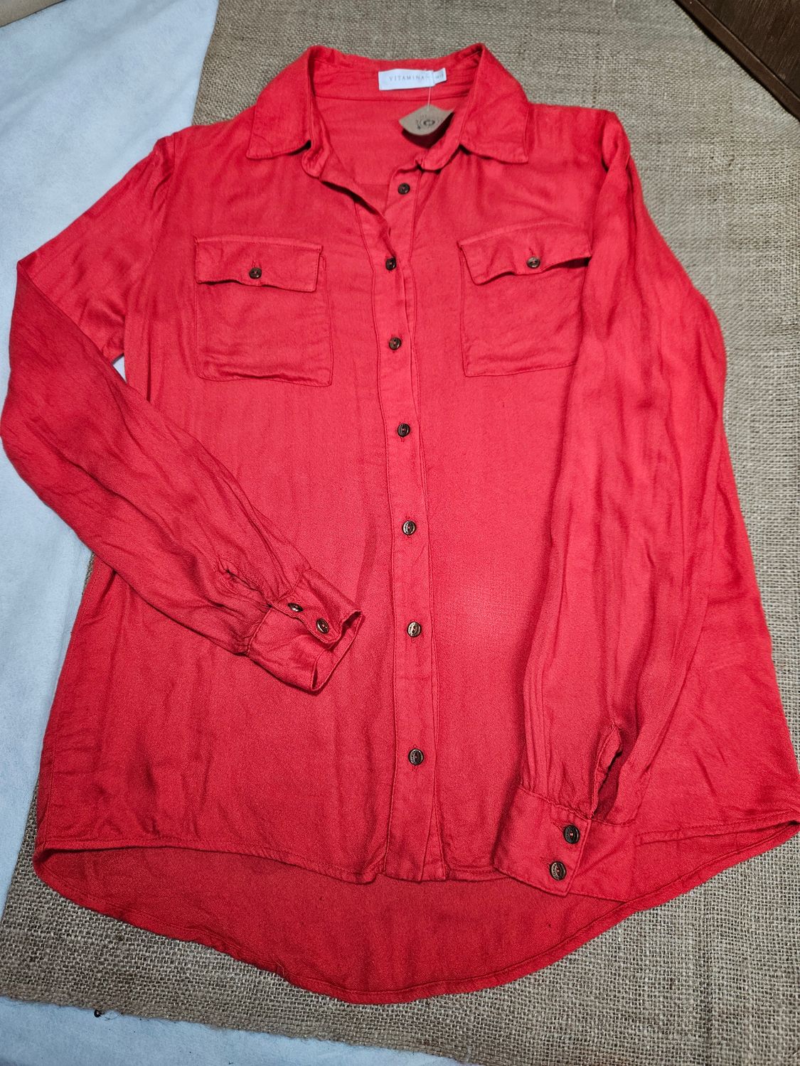 CAMISA PARA DAMA, MANGA LARGA, CON BOLSILLOS. EN VISCOSA, COLOR ROJO. MARCA VITAMINA, TALLE 38