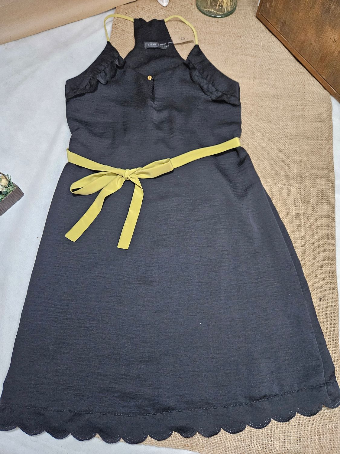 VESTIDO SOLERA, COLOR NEGRO, CON BRETELES FINOS Y LAZO COLOR MOSTAZA. MARCA VITAMINA. TALLE 38